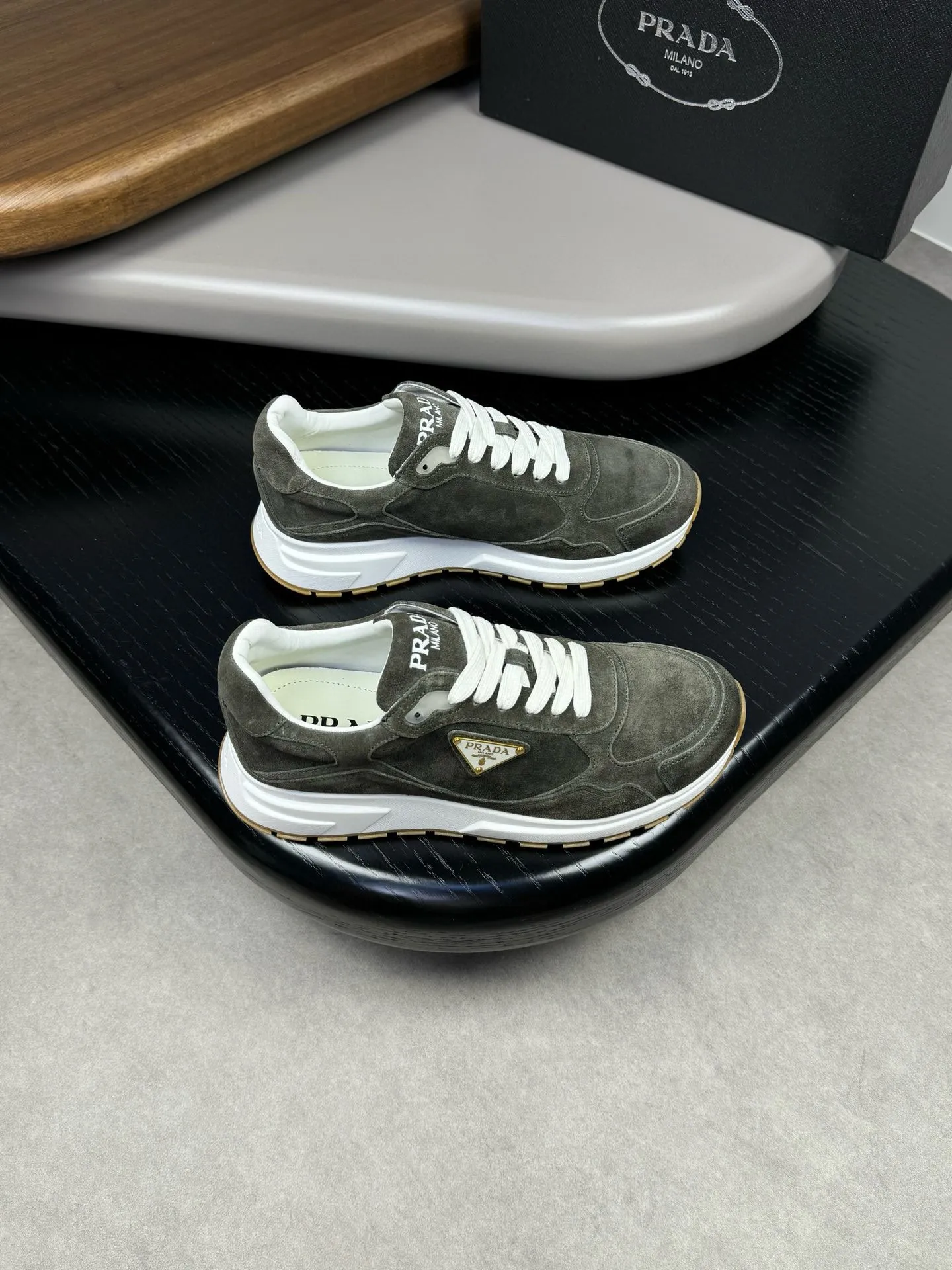 Batch 420, Prad* Prada's new men's thick-soled leather sports and casual shoes are made of imported high-value suede cowhide, combining elegant style and innovative design. The outer side is decorated with an enameled metal triangle logo, and the 4.5cm concave and convex rubber thick sole is full of modern style. The Prada letter logo is decorated on the heel and tongue, all of which illustrate the brand style. , soft, light, comfortable and durable on the feet! 38-44